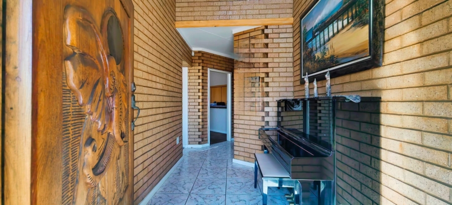 6 Bedroom Property for Sale in Mooivallei Park North West